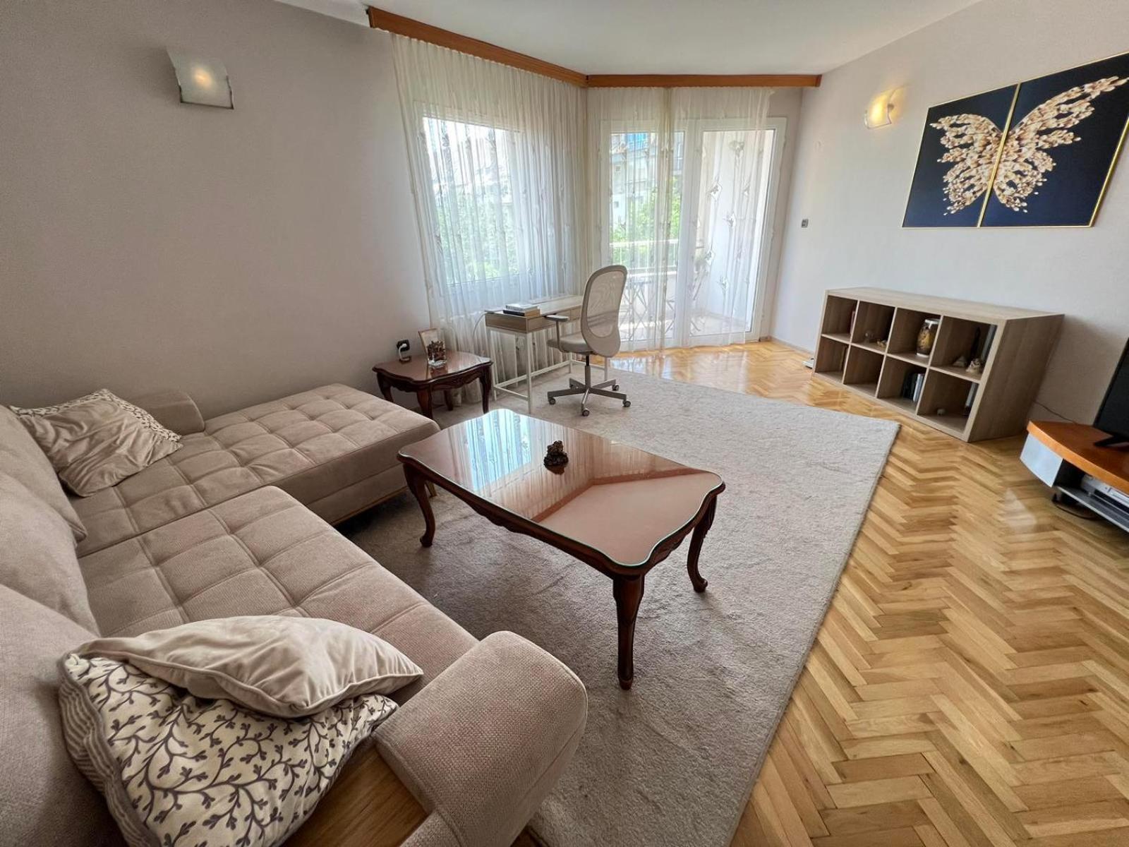 Apartemen Lugano Couples Quiet W Free Street Parking *